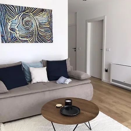 Comfortable Family Retreat With Pool Feriehus