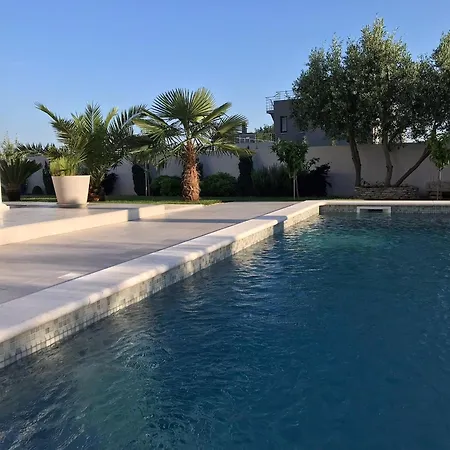 Feriehus Comfortable Family Retreat With Pool Galižana