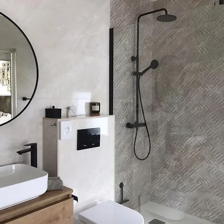 Feriehus Comfortable Family Retreat With Pool Galižana