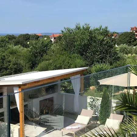 Comfortable Family Retreat With Pool Feriehus